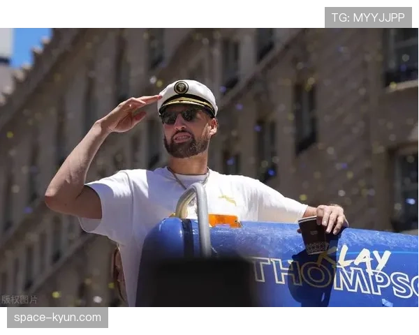 场边瞬间：恩波利小球迷举牌“为我们而战”，获全场掌声